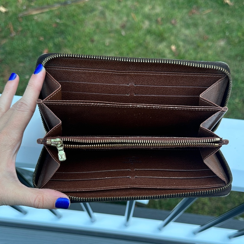 Louis Vuitton Monogram Zippy Wallet - Picture 11 of 16